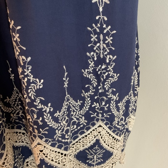 24. Navy Blue Cream Ruffled Cap Sleeve Embroidered Blouse Size Large - Picture 10 of 10